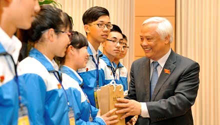 Uong Chu Luu rencontre les finalistes du concours « Fierté du Vietnam » - ảnh 1